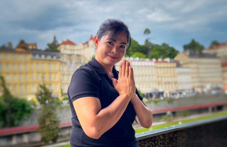 Kookkai, thajská masérka z Karlových Varů, s pozdravem Sawasdee